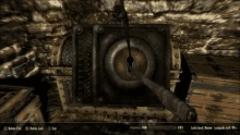 Personajes de Skyrim abriendo una cerradura