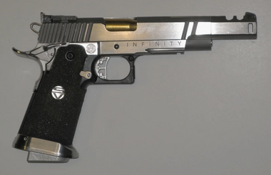Pistola Strager Void infinty, arma característica de los agentes de la compañía.