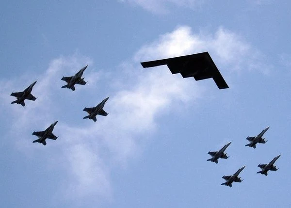 Archivo:B-2 Spirit y Escoltas.jpg