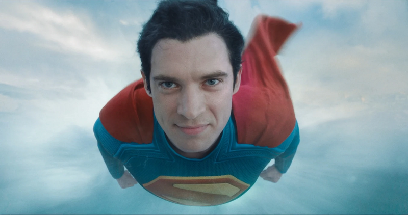 Archivo:Superman smiles while flying.jpg